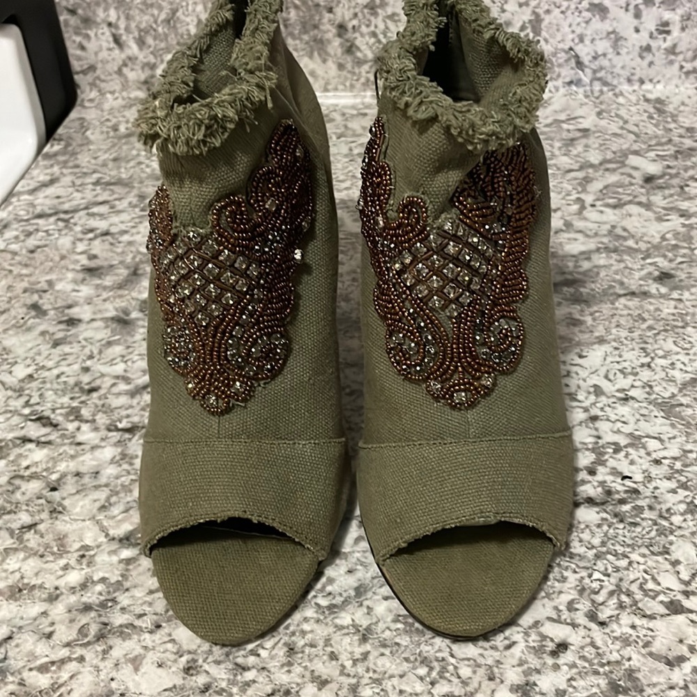 NWO Betsy Johnson Khaki color beaded Boot heels size 8 half - Picture 5 of 9